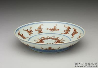 图片[2]-Dish with underglaze blue decoration and bats in overglaze red, Qing dynasty, Jiaqing reign (1796-1820)-China Archive